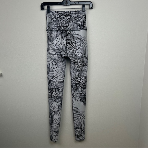 Beyond Yoga Flip It And Reverse It Lotus Hi Rise Leggings - Picture 3 of 8